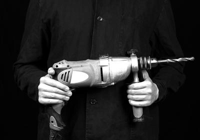 Paniktür gegen Bohrmaschine